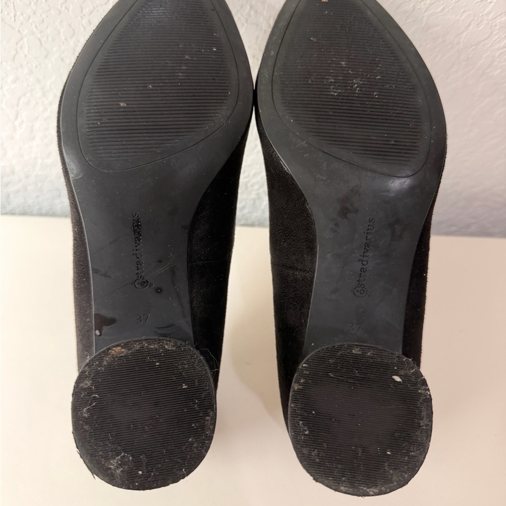 Stradivarius Black Suede Block Heel Pumps | 2.5” Comfortable Mixed Texture Heels - Picture 5 of 7